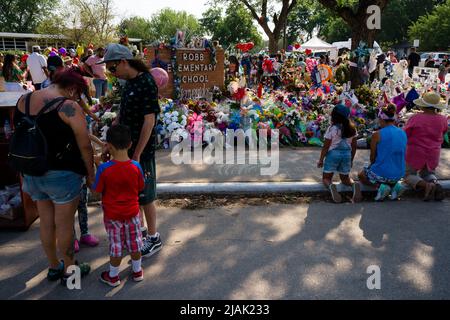 Uvalde, Texas, Stati Uniti. 30th maggio 2022. La gente viene al segno di benvenuto davanti alla scuola elementare di Robb a Uvalde, Texas, lunedì 30 maggio 2022, Per rendere omaggio a 19 bambini e due insegnanti uccisi in un massacro di tiro scolastico lì martedì 24 maggio 2022. (Credit Image: © Jintak Han/ZUMA Press Wire) Foto Stock