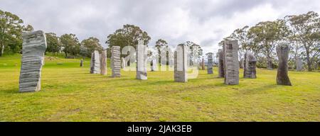 The Australian Standing Stones, eretto nel 1992 a Glen Innes, i monoliti rendono omaggio al patrimonio celtico dei primi coloni europei Foto Stock