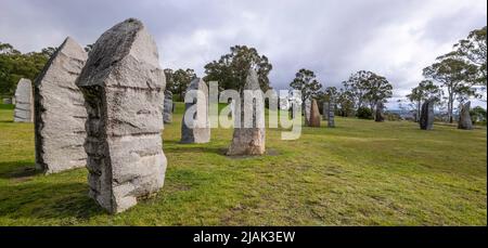 The Australian Standing Stones, eretto nel 1992 a Glen Innes, i monoliti rendono omaggio al patrimonio celtico dei primi coloni europei Foto Stock