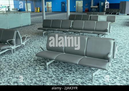 Posti a sedere vuoti all'aeroporto di Londra Stansted nell'area d'attesa prima dell'imbarco Foto Stock