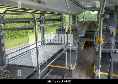 All'interno del servizio di autobus dell'aeroporto Stansted di Londra. Sedili vuoti e portabagagli Foto Stock