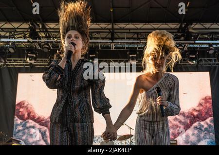 Napa, Stati Uniti. 29th maggio 2022. AJ and Aly - AJ Michalka and Aly Michalka Credit: Imagespace/Alamy Live News Foto Stock