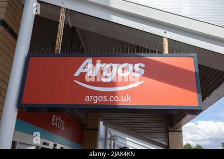 Cartello rosso Argos con punte di piccione sulla parte superiore. Argos è un negozio e catalogo britannico nel Regno Unito Foto Stock