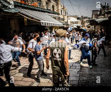 Tel Aviv, Israele. 29th maggio 2022. I giovani della destra nazionalista israeliana attaccano i venditori palestinesi a Gerusalemme. Circa 70.000 nazionalisti ebrei marciarono attraverso e intorno alla Città Vecchia di Gerusalemme la domenica pomeriggio, segnando il 55th Gerusalemme Day, alcuni di loro cantarono slogan razzisti e si scontrarono anche con i palestinesi e la polizia. Credit: SOPA Images Limited/Alamy Live News Foto Stock