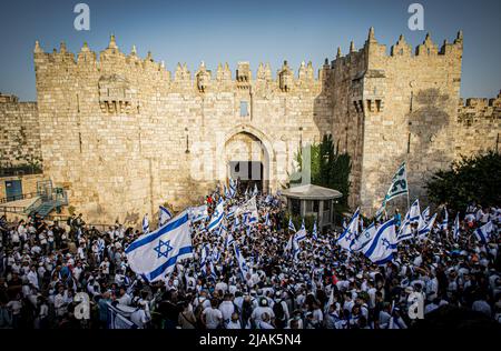 Tel Aviv, Israele. 29th maggio 2022. I giovani israeliani di destra cantano gli slogan mentre sventolano le bandiere alla porta di Damasco a Gerusalemme. Circa 70.000 nazionalisti ebrei marciarono attraverso e intorno alla Città Vecchia di Gerusalemme la domenica pomeriggio, segnando il 55th Gerusalemme Day, alcuni di loro cantarono slogan razzisti e si scontrarono anche con i palestinesi e la polizia. (Foto di Eyal Warshavsky/SOPA Images/Sipa USA) Credit: Sipa USA/Alamy Live News Foto Stock