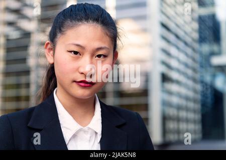 donna d'affari asiatica nel distretto finanziario Foto Stock