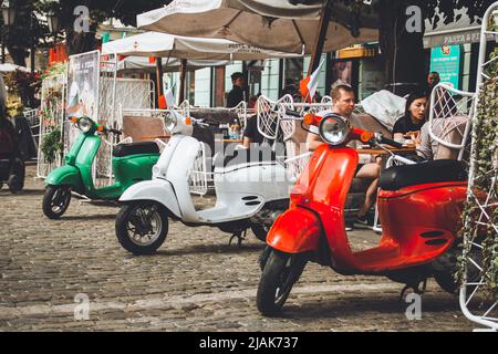 Odessa, Ucraina - 5 settembre 2021: Scooter colorati in fila, sulla strada di Odessa. Ciclomotori Foto Stock