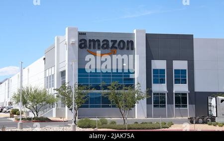 North Las Vegas, Stati Uniti. 30th maggio 2022. Una vista esterna di un centro di adempimento Amazon. Essendo la più grande azienda al dettaglio online al mondo, Amazon gestisce oltre 175 centri di adempimento in tutto il mondo, per un totale di oltre 166 milioni di metri quadrati. (Foto di Gabe Ginsberg/SOPA Images/Sipa USA) Credit: Sipa USA/Alamy Live News Foto Stock