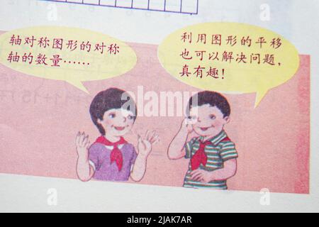 Changzhou, Cina. 30th maggio 2022. Un manuale di matematica per il secondo semestre del grado 4 della scuola elementare pubblicato dalla stampa educativa popolare cinese disegna illustrazioni di due bambini nella pagina interna del manuale. Recentemente, sui social media cinesi, si è accusato il disegno illustrativo del libro di matematica pubblicato dalla stampa educativa popolare di essere troppo brutto e irragionevole. Il Ministero dell'Istruzione cinese ha detto che avrebbe indagato l'incidente dell'illustrazione e ispezionare i materiali didattici in tutto il paese. Credit: SOPA Images Limited/Alamy Live News Foto Stock