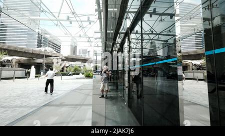 Turista zaino in spalla che prende foto di Selfie al cavalcavia della stazione di Chong Nonsi BTS al cavalcavia dello skywalk all'intersezione di Sathorn-Narathiwas in Bangkok Thailandia Foto Stock