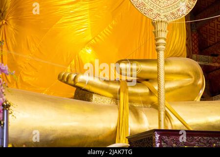 Grande mano del tempio della statua del Buddha d'oro in Thailandia Foto Stock