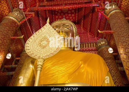 Grande faccia del tempio della statua del Buddha d'Oro in Thailandia Foto Stock