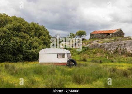 Goat's Path, Bantry, Cork, Irlanda. 30th maggio 2022. Una carovana si trova in un campo con un pneumatico puntato contro di esso sul Goat's Path, Bantry, Co. Cork, Irlanda. - Credit; David Creedon / Alamy Live News Foto Stock