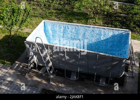 Piscina coperta in un cortile. Foto Stock