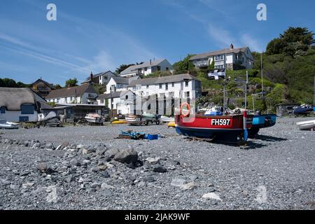 La spiaggia rocciosa a Porthallow, Cornovaglia una piccola comunità di pescatori sulla costa meridionale delle Isole britanniche. Foto Stock