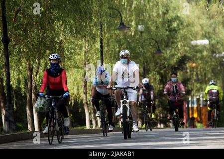 SHENYANG, CINA - 31 MAGGIO 2022 - i ciclisti si muovono liberamente per celebrare la Giornata Mondiale dell'ambiente a Shenyang, provincia di Liaoning, Cina, 31 maggio 2022. Foto Stock