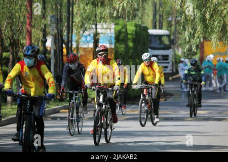 SHENYANG, CINA - 31 MAGGIO 2022 - i ciclisti si muovono liberamente per celebrare la Giornata Mondiale dell'ambiente a Shenyang, provincia di Liaoning, Cina, 31 maggio 2022. Foto Stock