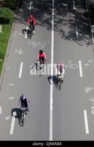 SHENYANG, CINA - 31 MAGGIO 2022 - i ciclisti si muovono liberamente per celebrare la Giornata Mondiale dell'ambiente a Shenyang, provincia di Liaoning, Cina, 31 maggio 2022. Foto Stock