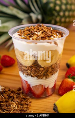 Bacinella di frutti tropicali Acai con banana e fragola Foto Stock