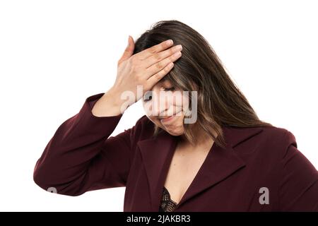 Ha sottolineato la giovane donna d'affari indiana che tiene la testa nel dolore da un mal di testa, isolato su bianco backgroun Foto Stock