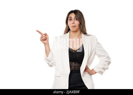 Divertito giovane donna d'affari indiana che punta al lato dell'immagine Foto Stock