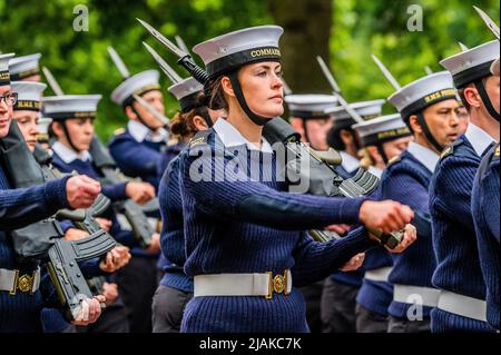 Londra, Regno Unito. 31 maggio 2022. La Royal Navy con molte valutazioni femminili - assestando il Mall - Un'ultima, alba, prova per la parte militare del Platinum Jubilee Pageant (PJP) che è la domenica 5 giugno. La parata, disegnata dalla privata 'Pageant Company' è composta da una serie di 'atti', di cui il contingente militare è il primo, seguito da una grande processione civile. Il primo è composto da truppe montate, distaccamenti marcianti e bande di fino a 1800 militari tra cui stranieri e distaccamenti del Commonwealth da unità con una speciale connessione con HM la Regina. Preparazione per Foto Stock