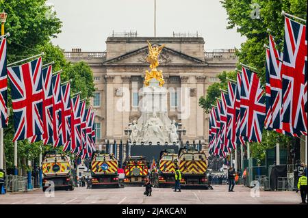 Londra, Regno Unito. 31 maggio 2022. Union Jacks fiancano il centro come spazzatrici di strada ripuliscono - Un'ultima, alba, prova per la parte militare del Platinum Jubilee Pageant (PJP) che si trova alla domenica 5 giugno. La parata, disegnata dalla privata 'Pageant Company' è composta da una serie di 'atti', di cui il contingente militare è il primo, seguito da una grande processione civile. Il primo è composto da truppe montate, distaccamenti marcianti e bande di fino a 1800 militari tra cui stranieri e distaccamenti del Commonwealth da unità con una speciale connessione con HM la Regina. Preparazione per i celebrati Foto Stock