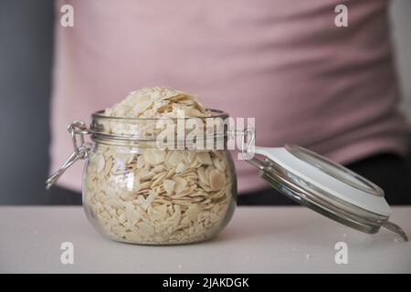 Vasetto pieno di mandorle tranciate. Foto Stock