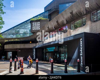 Barbican Centre London - ingresso principale al Barbican Centre in Silk Street, nel centro di Londra. Foto Stock