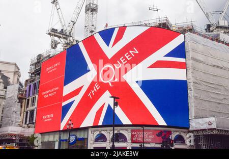 Londra, Regno Unito. 30th maggio 2022. Un Union Jack con una celebrazione della Regina (da John Lewis e Waitrose) è esposto sulle Piccadilly Lights in Piccadilly Circus per il Giubileo del platino, in occasione del 70th anniversario dell'adesione della Regina al trono. Il 2nd-5th giugno si svolgerà uno speciale weekend Platinum Jubilee esteso. Foto Stock