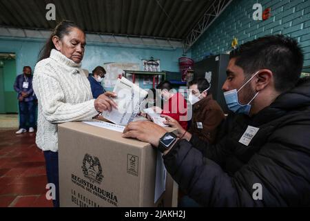 (220531) -- BOGOTA, 31 maggio 2022 (Xinhua) -- Un cittadino getta il suo scrutinio in un seggio elettorale a Bogotà, Colombia, 29 maggio 2022. Gustavo Petro, candidato presidenziale della coalizione Patto storico per la Colombia, ha vinto il primo turno delle elezioni presidenziali colombiane, le ultime cifre del Registro Nazionale del Paese hanno mostrato domenica. Con il 99,95% dei voti contati, il candidato progressivo ha ricevuto 8.526.466 voti, seguito da Rodolfo Hernandez con 5.952.783 voti. Petro e Hernandez si affronteranno in una seconda tornata elettorale il 19 giugno. (Foto di Jhon Heaver Paz Foto Stock