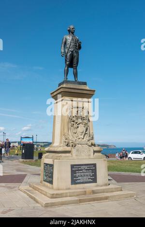 Statua del Capitano Cook di fronte al Royal Hotel, n Whitby, North Yorkshire, Inghilterra. Foto Stock