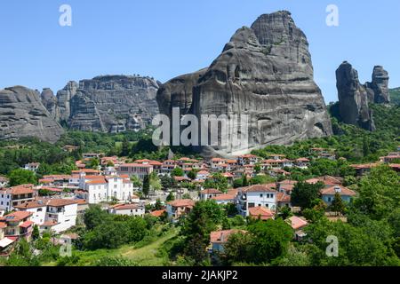 Vista sulla città di Kastraki a Meteore in Grecia Foto Stock