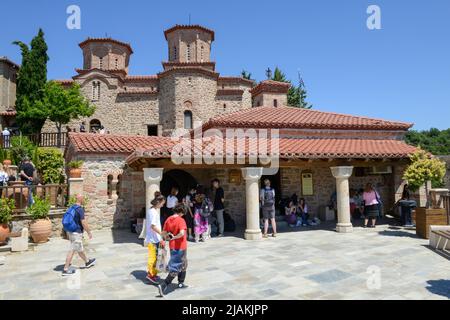 Meteore, Grecia - 19 maggio 2022: Persone che visitano il monastero di Varlaam a Meteore, in Grecia Foto Stock