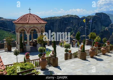 Meteore, Grecia - 19 maggio 2022: Persone che visitano il monastero di Varlaam a Meteore, in Grecia Foto Stock