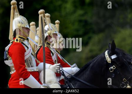 Londra, Inghilterra, Regno Unito. Cambio quotidiano della Guardia nella Parata delle Guardie del Cavallo - membri delle Guardie di vita Foto Stock