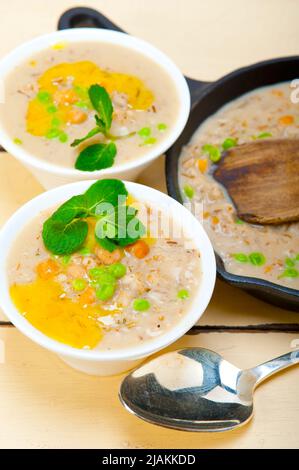 Sostanziosa del Medio Oriente e ceci Zuppa di Orzo con foglie di menta Foto Stock