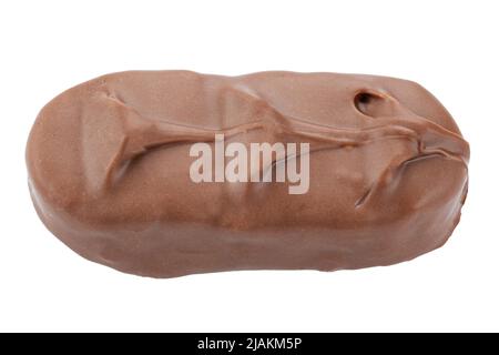 Bar con cioccolato fondente marrone su sfondo bianco isolato che serve dolci. Il file contiene il percorso di ritaglio. Foto Stock