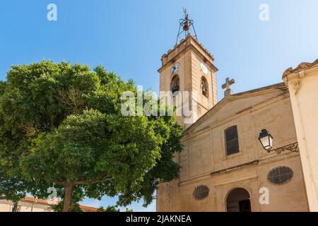 Chiesa e campanile del piccolo villaggio di Bouzigues sul Etang de Thau, a Herault, Occitanie, Francia Foto Stock