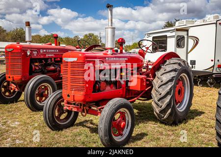 Fort Meade, FL - 23 febbraio 2022: 1940 McCormick-Deering W-4 Standard alla fiera locale dei trattori. Foto Stock