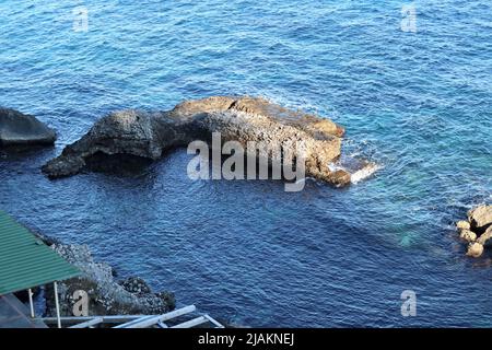 Capri - Scogliera ai bagni di Tiberio la mattina presto Foto Stock