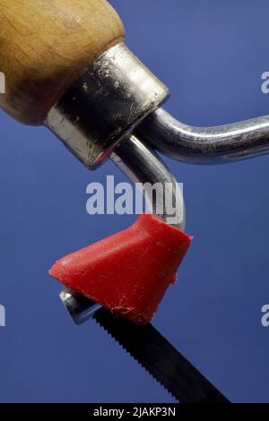 piccoli oggetti industriali in primo piano su sfondo blu Foto Stock