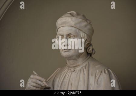 Piazza Duomo - la statua dedicata ad Arnolfo di Cambio raffigurata guardando la sua opera Foto Stock