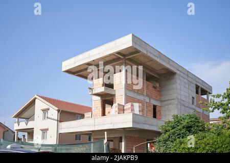 Costruzione di una moderna casa in cemento armato con tetto piatto Foto Stock