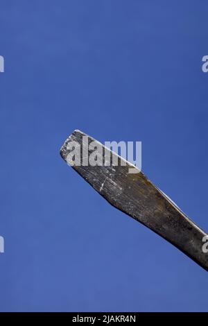 piccoli oggetti industriali in primo piano su sfondo blu Foto Stock