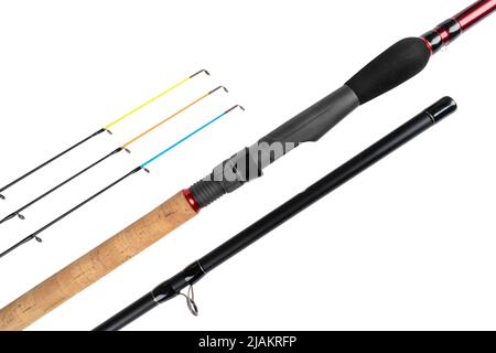 Primo piano della canna dell'alimentatore da pesca. Canna da pesca. Anelli di barra isolati su sfondo bianco con percorso di taglio. Attrezzatura da pesca. Canna da pesca isolato ove Foto Stock