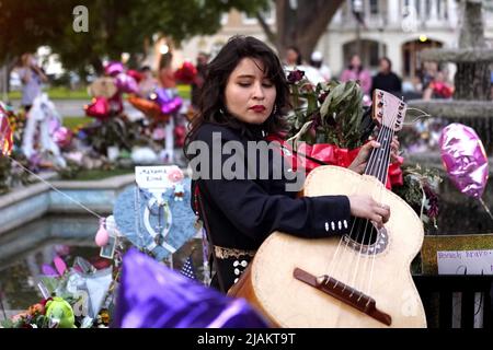 Uvalde, Stati Uniti. 30th maggio 2022. La gente piange per le vittime di una messa di tiro della scuola a Town Square a Uvalde, Texas, Stati Uniti, 30 maggio 2022. Almeno 19 bambini e due adulti sono stati uccisi in un tiro alla Robb Elementary School nella città di Uvalde, Texas, il 24 maggio. Credit: WU Xiaoling/Xinhua/Alamy Live News Foto Stock
