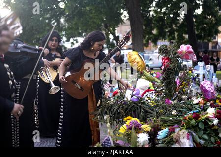 Uvalde, Stati Uniti. 30th maggio 2022. La gente piange per le vittime di una messa di tiro della scuola a Town Square a Uvalde, Texas, Stati Uniti, 30 maggio 2022. Almeno 19 bambini e due adulti sono stati uccisi in un tiro alla Robb Elementary School nella città di Uvalde, Texas, il 24 maggio. Credit: WU Xiaoling/Xinhua/Alamy Live News Foto Stock