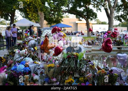 Uvalde, Stati Uniti. 30th maggio 2022. La gente piange per le vittime di una messa di tiro della scuola a Town Square a Uvalde, Texas, Stati Uniti, 30 maggio 2022. Almeno 19 bambini e due adulti sono stati uccisi in un tiro alla Robb Elementary School nella città di Uvalde, Texas, il 24 maggio. Credit: WU Xiaoling/Xinhua/Alamy Live News Foto Stock