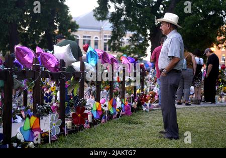 Uvalde, Stati Uniti. 30th maggio 2022. La gente piange per le vittime di una messa di tiro della scuola a Town Square a Uvalde, Texas, Stati Uniti, 30 maggio 2022. Almeno 19 bambini e due adulti sono stati uccisi in un tiro alla Robb Elementary School nella città di Uvalde, Texas, il 24 maggio. Credit: WU Xiaoling/Xinhua/Alamy Live News Foto Stock
